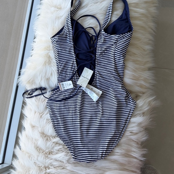 Tommy Bahama Breaker Bay Reversible Lace-Back One-Piece Swimsuit. Size12 - Picture 3 of 8